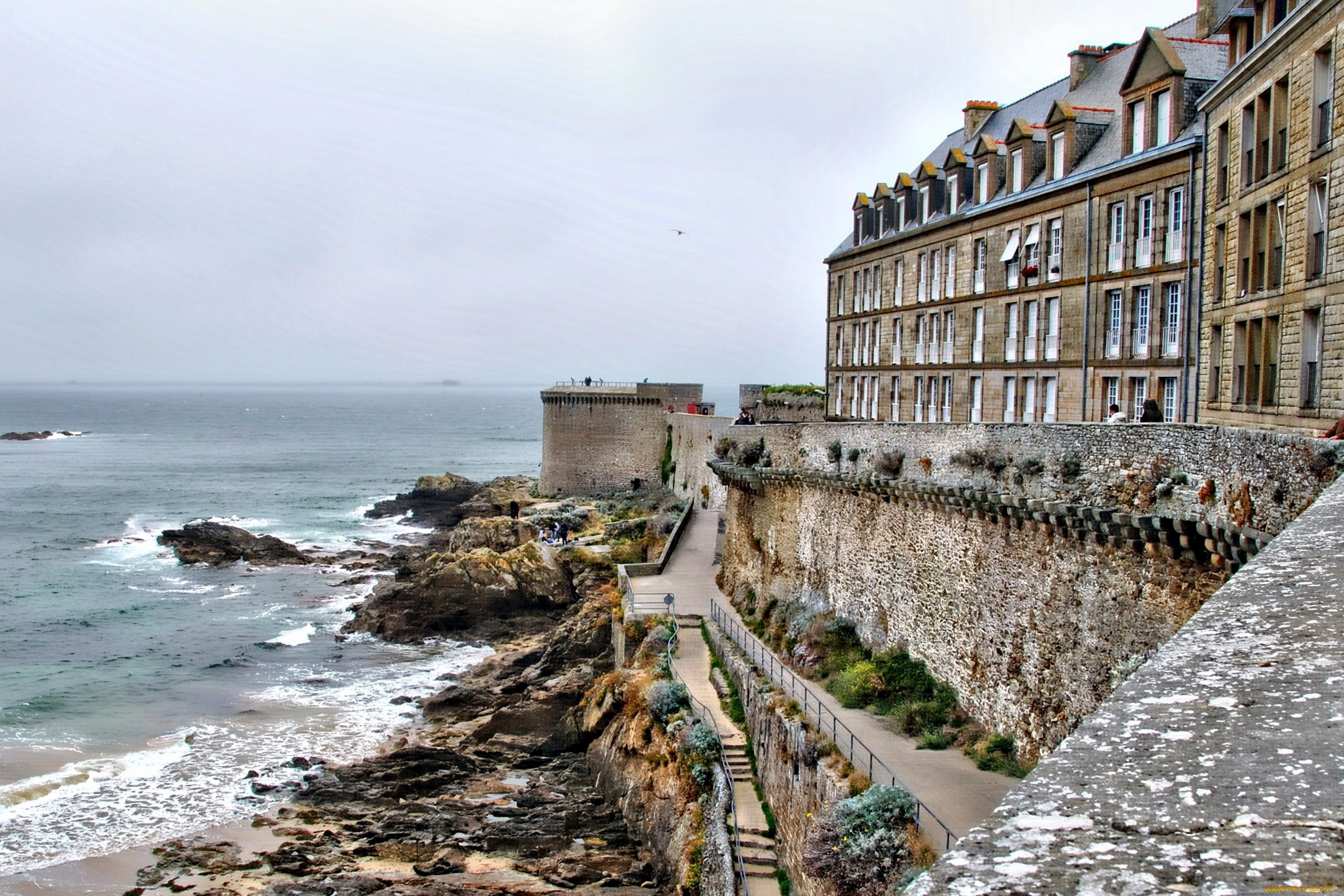 Сан сент. Saint malo Франция. Saint malo Франция шторм. Сен мало Бретань Франция. Сен-мало (крепость).